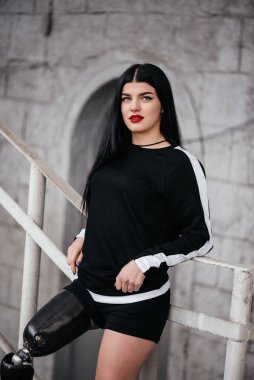 Güzel bir kız tek bacağında protezle sakat kalır..