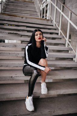 Güzel bir kız tek bacağında protezle sakat kalır..