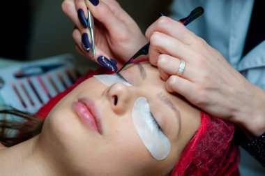 Kirpik uzatma yordamda bir Güzellik Salonu.