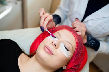 Kirpik uzatma yordamda bir Güzellik Salonu.