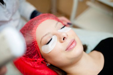 Kirpik uzatma yordamda bir Güzellik Salonu.