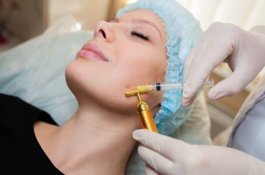 Güzellik salonunda kozmetolojik prosedürler.