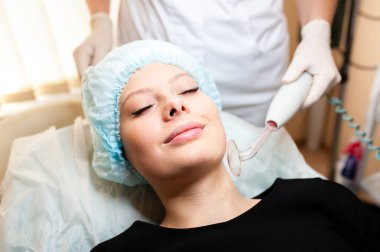 Yüz güzellik bakımı. Yüksek frekans D'Arsonval kullanarak, yüz Darsonval terapi Başlarken kadın cilt bakım aygıt için Spot Anti bir