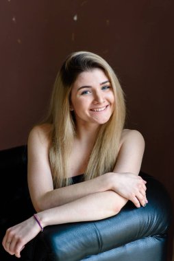 Güzel sarışın kızların portresi..