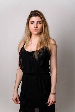 Siyah elbiseli güzel kız..