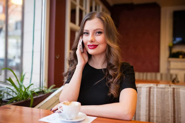 Hermosa Chica Bebiendo Café Hablando Por Teléfono —  Fotos de Stock