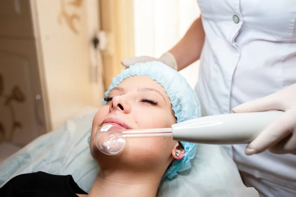 Tratamento Beleza Facial Mulher Recebendo Terapia Facial Darsonval Usando Alta — Fotografia de Stock