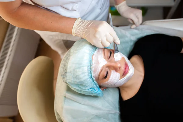 Kosmetolog Gör Masken Vacker Flicka — Stockfoto