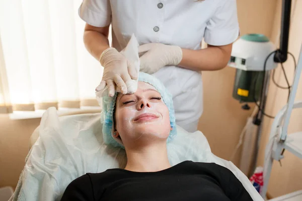 Kosmetolog Gör Masken Vacker Flicka — Stockfoto