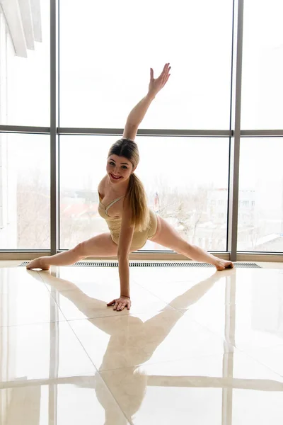 Bela Bailarina Graciosa Preto Alongamento Fundo Sala Aula Branca Treinamento — Fotografia de Stock