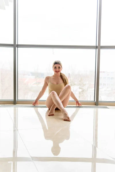 Дівчина Гімнастка Біля Вікна — стокове фото