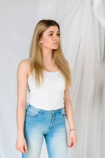 Ładna Dziewczyna Białej Koszulce Dżinsach — Zdjęcie stockowe