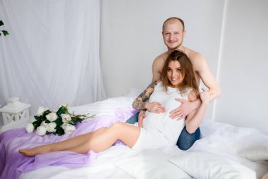 Mutlu evli çift bir çocuğun doğumu için bekliyor. Gebelik.