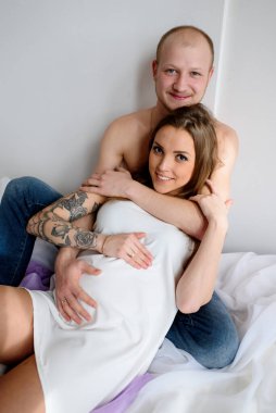 Mutlu evli çift bir çocuğun doğumu için bekliyor. Gebelik.