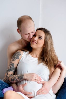 Mutlu evli çift bir çocuğun doğumu için bekliyor. Gebelik.