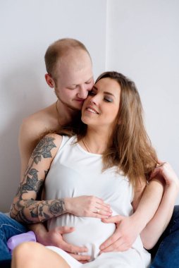 Bir çocuk, beklentisiyle güzel çift yatakta yalan.