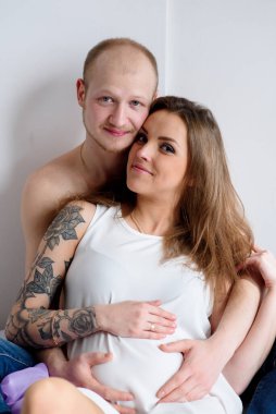 Mutlu evli çift bir çocuğun doğumu için bekliyor. Gebelik.