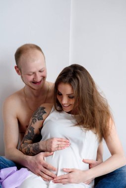 Mutlu evli çift bir çocuğun doğumu için bekliyor. Gebelik.