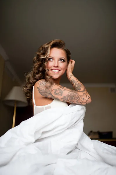 Όμορφη Γυναίκα Τατουάζ Χαμογελώντας Στο Κρεβάτι — Φωτογραφία Αρχείου