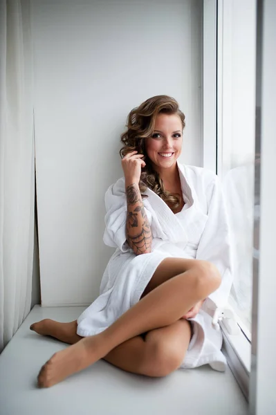 Sensuell Porträtt Vacker Flicka Med Tatuering — Stockfoto