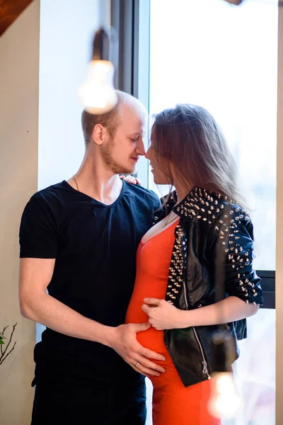 Ett Vackert Stilfullt Par Som Väntar Ett Barns Födelse Graviditet — Stockfoto