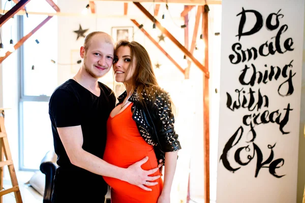 Una Hermosa Pareja Elegante Esperando Nacimiento Niño Embarazo —  Fotos de Stock