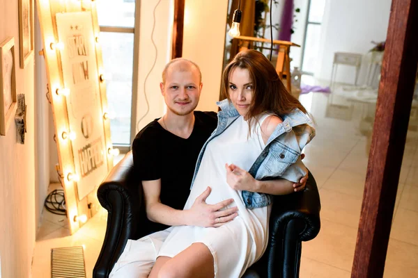 Belo Casal Elegante Esperando Nascimento Uma Criança Gravidez — Fotografia de Stock