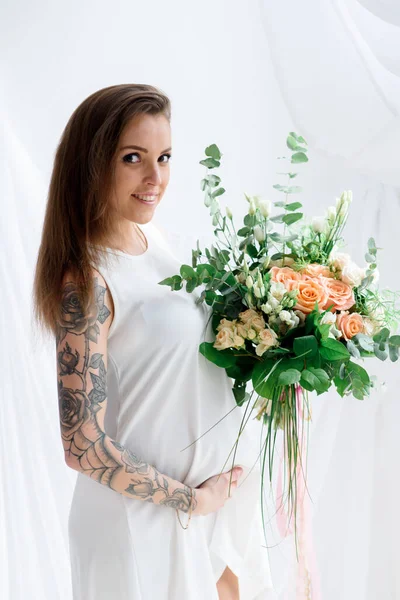 幸せな妊娠中の女の子で白いドレス — ストック写真