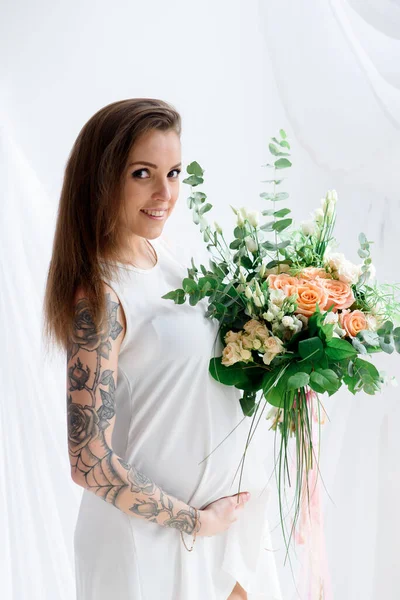 刺青の美しい妊娠中の女の子 — ストック写真