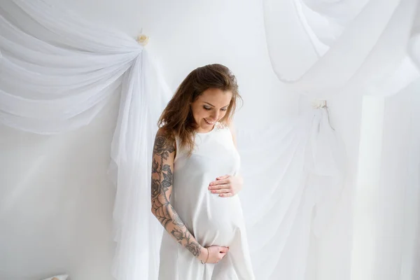 Szép Terhes Lány Tetoválás Fehér Ruhát — Stock Fotó