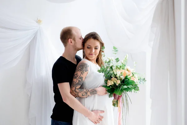 Soțul Fericit Prezentat Flori Soției Însărcinate — Fotografie, imagine de stoc