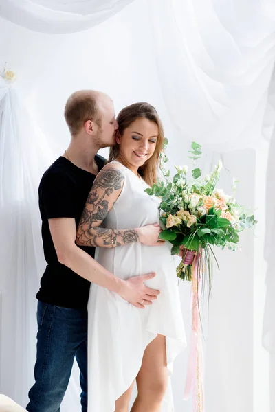 Marido Feliz Regalado Las Flores Mujer Embarazada —  Fotos de Stock