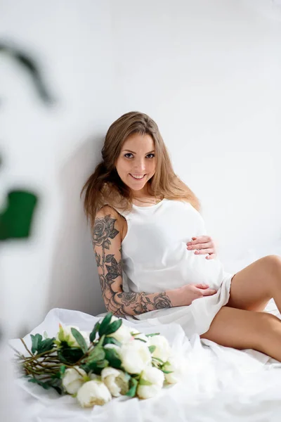 Έγκυος Κορίτσι Τατουάζ Ένα Λευκό Φόρεμα — Φωτογραφία Αρχείου