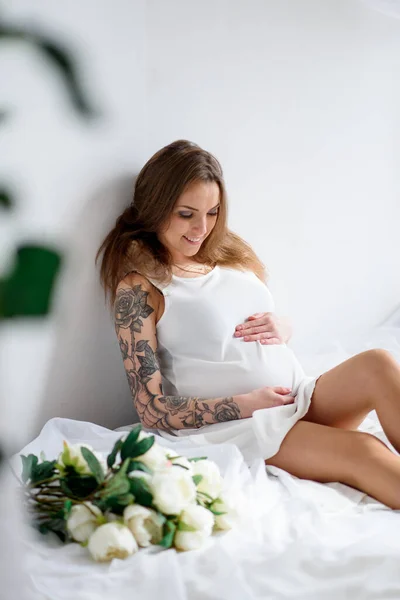 Mooi Zwanger Meisje Met Parasol Een Witte Jurk — Stockfoto