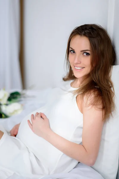 Όμορφη Έγκυος Κοπέλα Λευκό Φόρεμα — Φωτογραφία Αρχείου