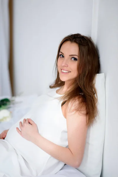 Menina Grávida Bonita Com Guarda Sol Vestido Branco — Fotografia de Stock