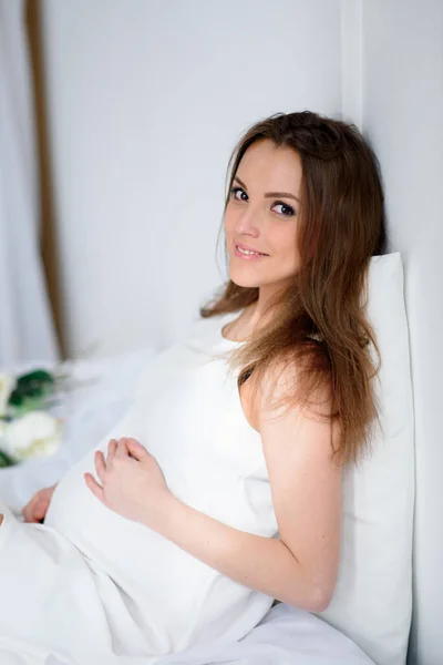 Beyaz Elbiseli Güzel Hamile Kız — Stok fotoğraf