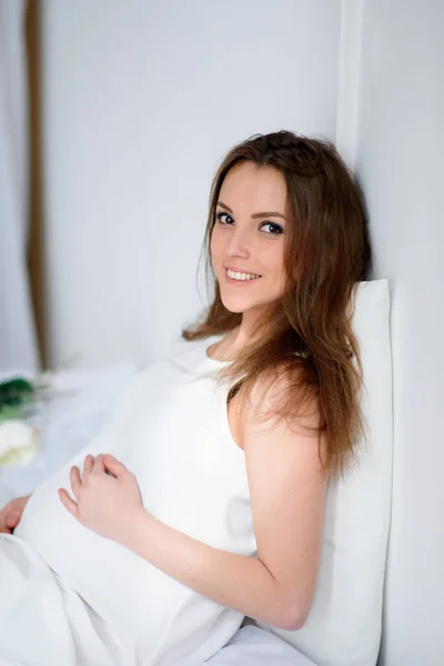 Ευτυχισμένη Έγκυος Λευκό Φόρεμα — Φωτογραφία Αρχείου