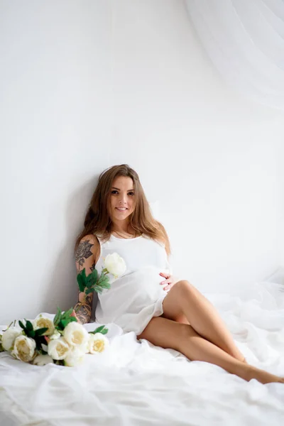 Όμορφη Έγκυος Κοπέλα Ομπρέλα Λευκό Φόρεμα — Φωτογραφία Αρχείου