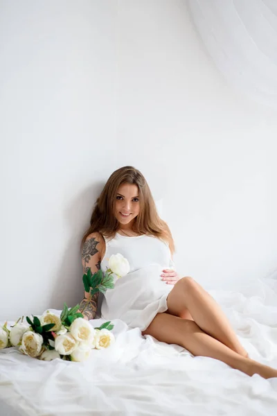 Όμορφη Έγκυος Κοπέλα Λευκό Φόρεμα Και Μπουκέτο Λουλούδια — Φωτογραφία Αρχείου