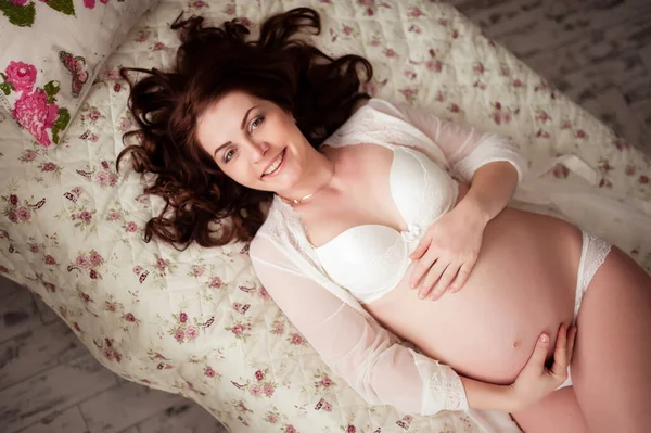 Feliz Mujer Embarazada Sonríe Abraza Vientre —  Fotos de Stock