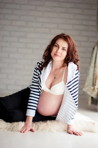 Mujer Embarazada Feliz Con Una Hermosa Sonrisa —  Fotos de Stock