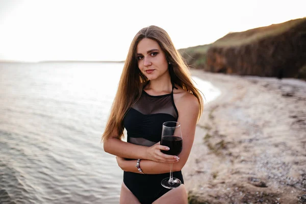 Schlankes Mädchen Schwarzen Badeanzug Mit Rotem Umhang Der Hand Hält — Stockfoto