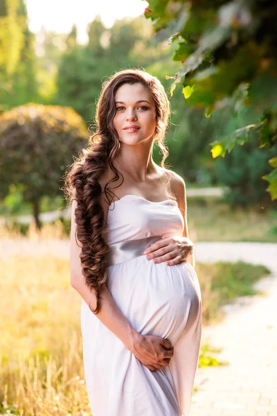Νεαρή Όμορφη Χαρούμενη Έγκυος Γυναίκα Ανοιχτό Ροζ Μακρύ Βραδινό Φόρεμα — Φωτογραφία Αρχείου