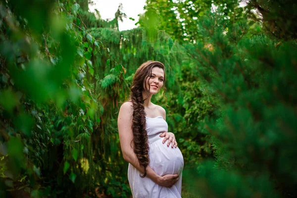 Mujer Embarazada Posando Jardín Verde —  Fotos de Stock