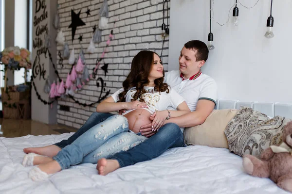 Gravidez Conceito Pessoas Homem Feliz Abraçando Sua Esposa Grávida Janela — Fotografia de Stock