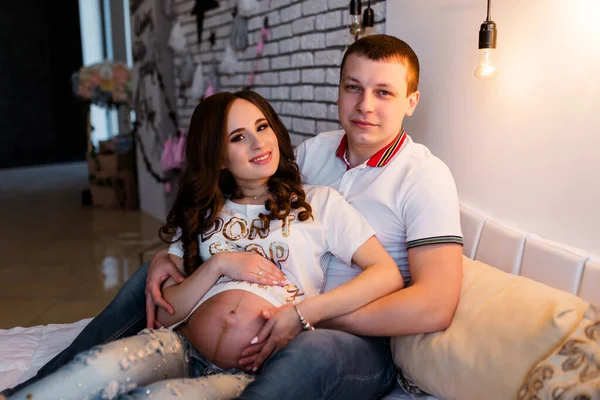 Foto Feliz Esperando Casal Sentar Sofá Toque Barriga Olhos Fechados — Fotografia de Stock