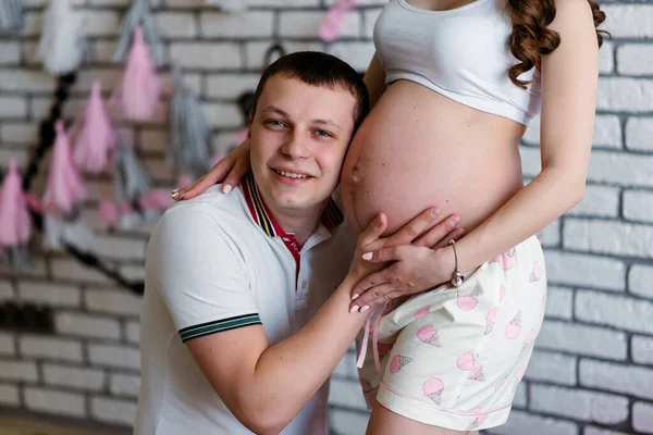 Homme Étreint Estomac Une Femme Enceinte — Photo