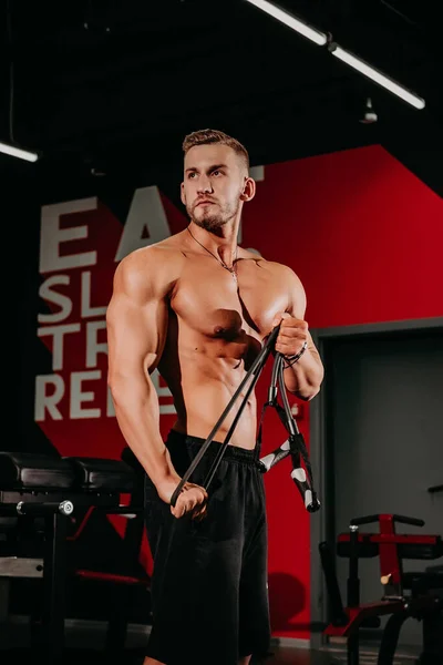 Starker Mann Mit Muskulösem Körpertyp Posiert Moderner Sporthalle — Stockfoto