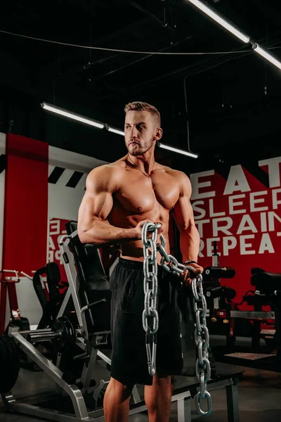 Bodybuilder Mit Fit Oberkörper Bauch Brust Und Arme Bizeps Trizeps — Stockfoto